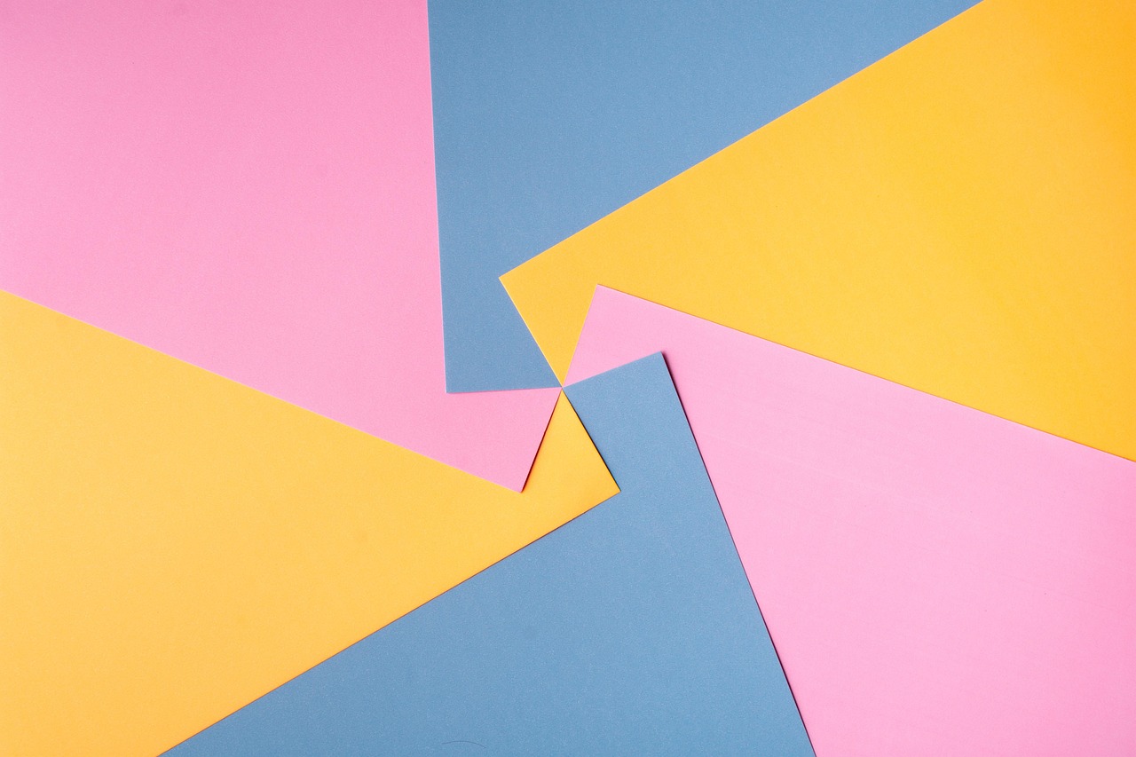 Minimalistische inrichting met speelse geometrische vormen. Minimalistische inrichting met speelse geometrische vormen.