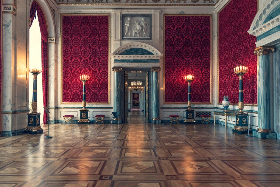Abstracte maximalistische schilderijen aan muur in zomerinterieur. Abstracte maximalistische schilderijen aan muur in zomerinterieur.