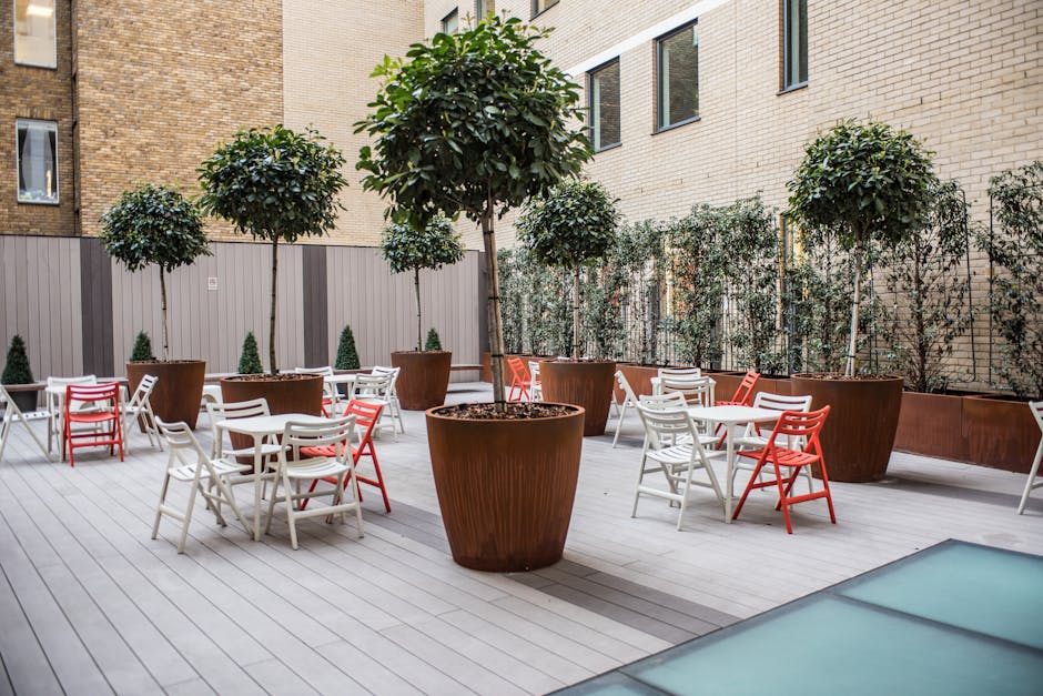 Verplaatsbare modulaire plantenbakken met bloeiende planten. Verplaatsbare modulaire plantenbakken met bloeiende planten.