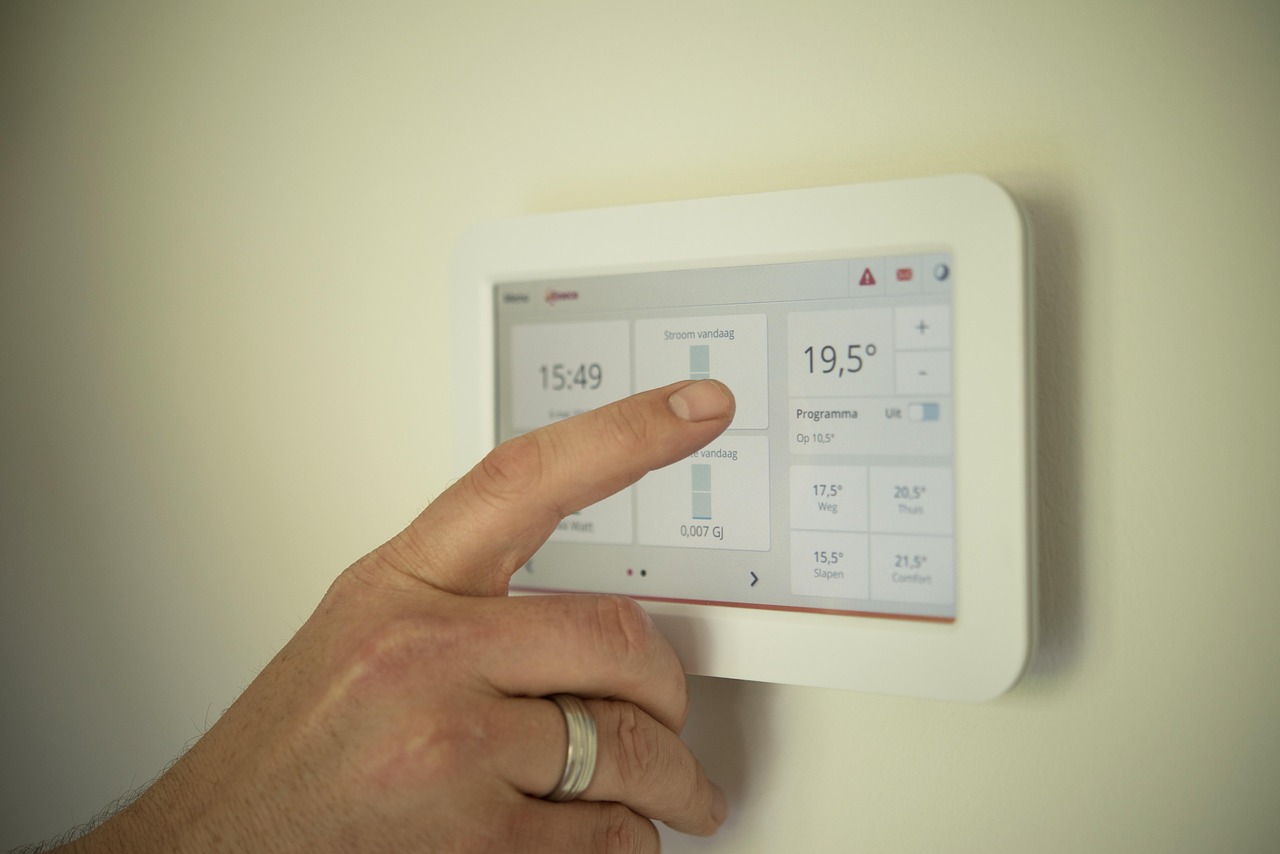 Innovatieve zonne-energie airco op modern huisdak.