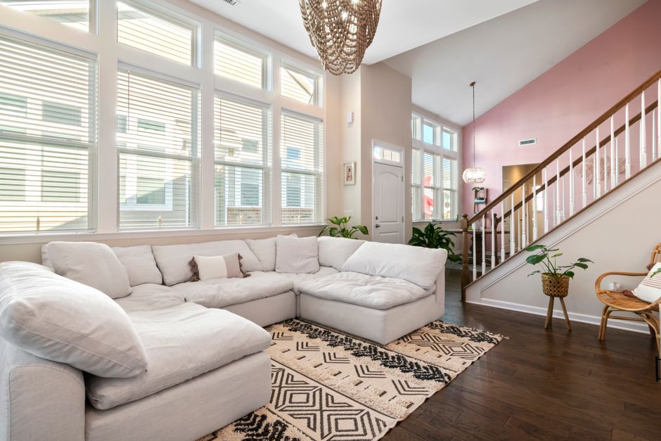 Stijlvol bohemian-reflecterend vloerkleed naast bank.