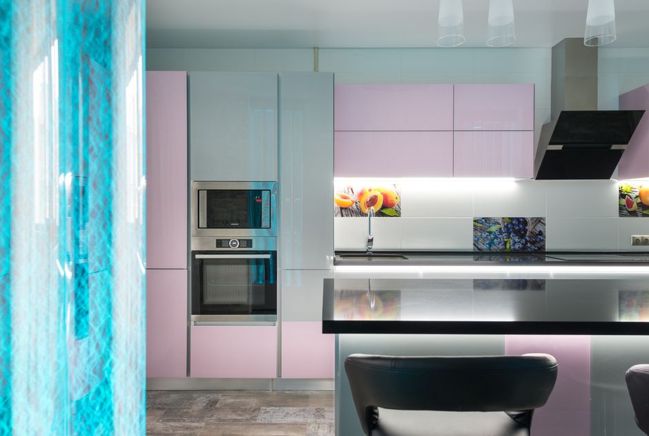 Intergalactisch getint servies in moderne keuken Intergalactisch getint servies in moderne keuken