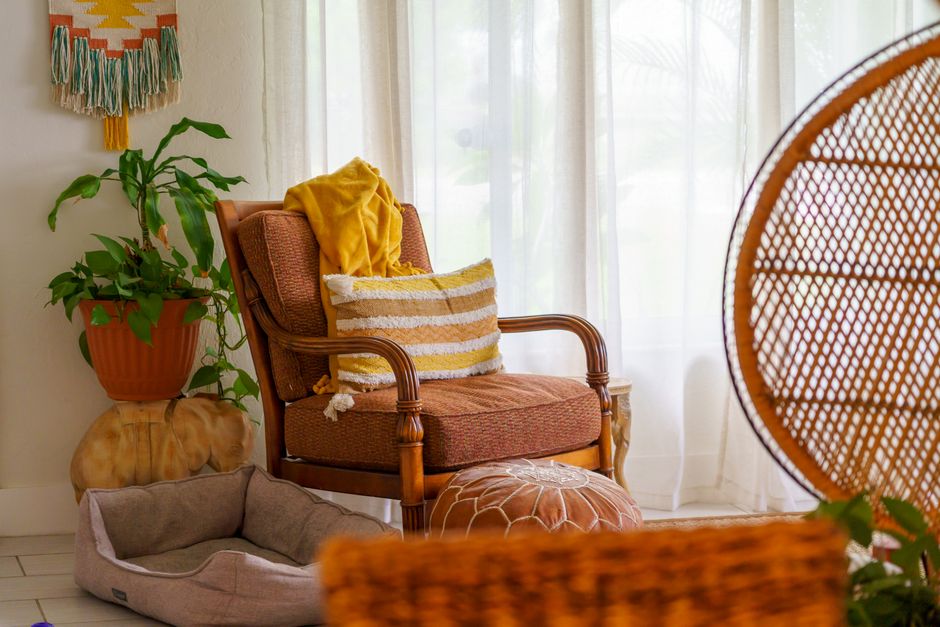 Boho-chique decor met warme tinten en kussens.