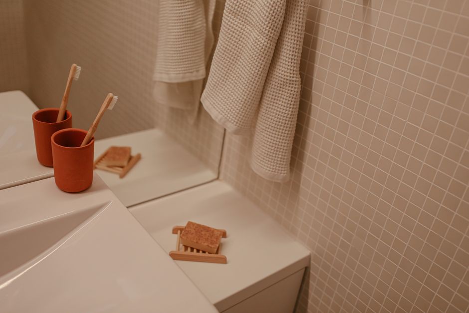 Gezellige badkamer met warme terracotta tegelvloer. Gezellige badkamer met warme terracotta tegelvloer.