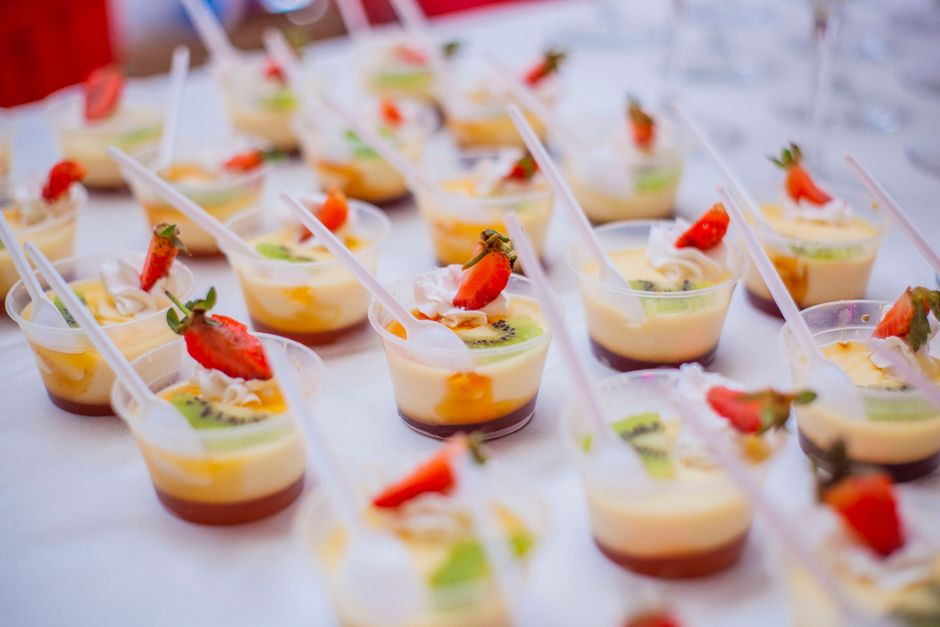 Lagen van kleurrijke desserts in elegante glazen.