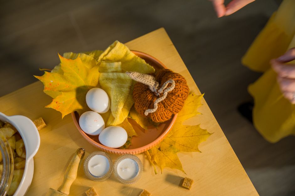 Stillevens met matte najaarsdecoratie en natuur.