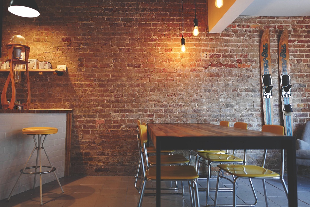 Hangende en staande lichten creëren dimensie in restaurantdecor.
